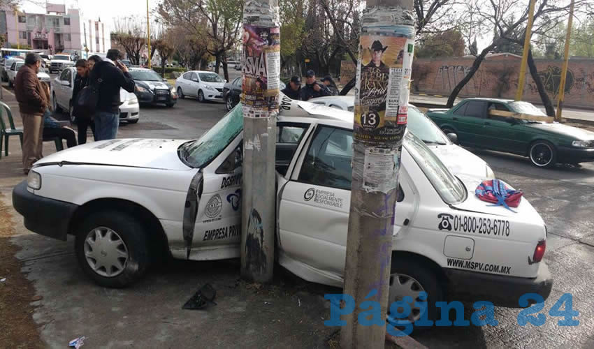 El Nissan Tsuru chocó de lleno contra el poste de la CFE