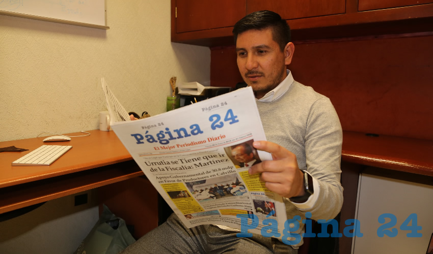 Omar V&aacute;zquez &Aacute;lvarez, lector bien informado, leyendo su peri&oacute;dico favorito: P&aacute;gina 24 El Mejor Periodismo Diario