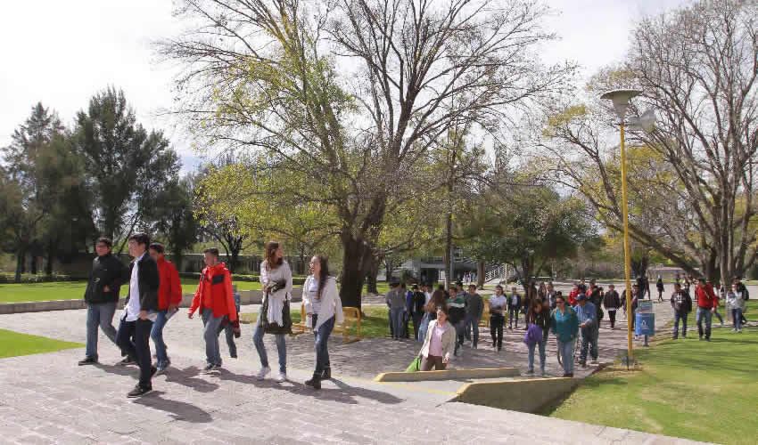 Más de 47 mil egresados de la Institución simbolizan los esfuerzos de toda una generación que logró otorgar a Aguascalientes un motor de amplio dinamismo
