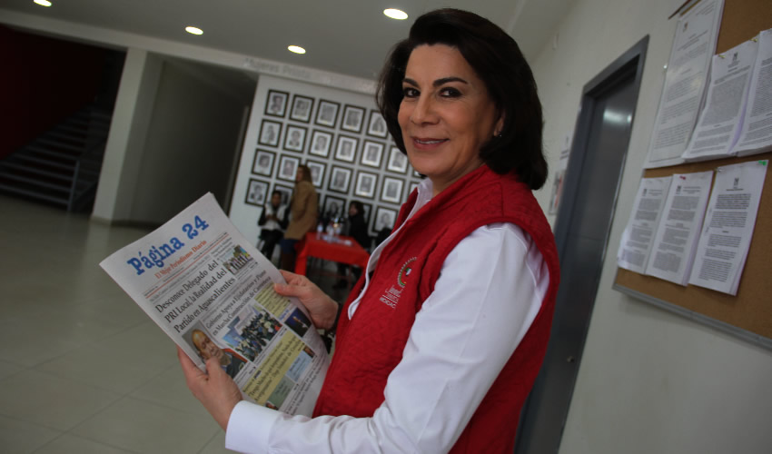 Lorena Mart&iacute;nez Rodr&iacute;guez, aspirante al Senado de la Rep&uacute;blica, leyendo su peri&oacute;dico favorito: P&aacute;gina 24 El Mejor Periodismo Diario