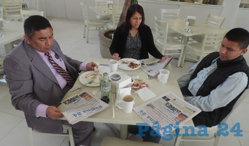 En el restaurante Del Centro compartieron el primer alimento del d&iacute;a Sa&uacute;l Reyes, Mar&iacute;a Ornelas de Reyes y Alexis Reyes Ornelas