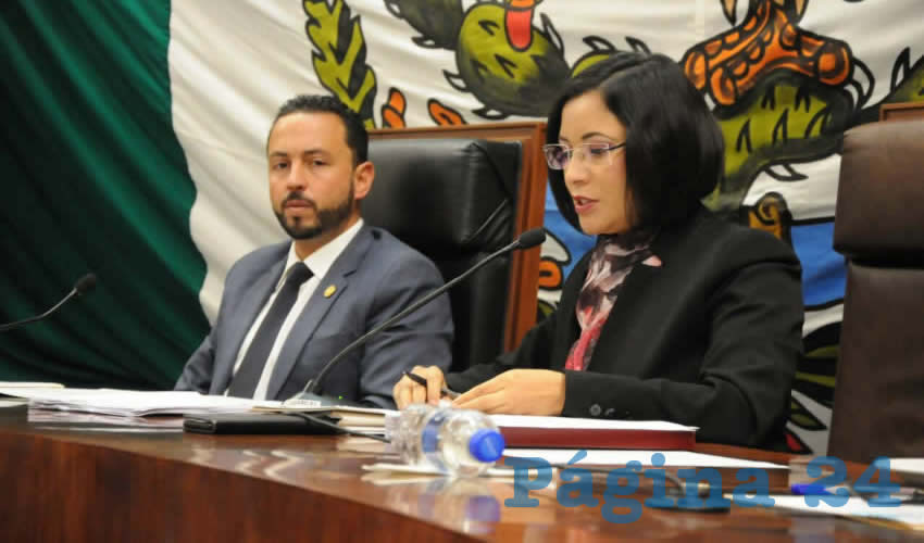 En sesión de la comisión permanente del Congreso del Estado, María de la Luz Domínguez Campos, titular de la Comisión de Derechos Humanos del Estado de Zacatecas (CDHEZ) compareció ante los diputados presentes, informando de lo realizado por esta comisión en el año 2017 (Foto Rocío Castro Alvarado)