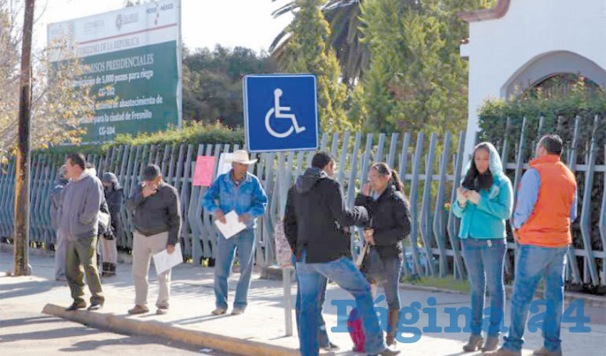 La mañana de ayer campesinos liderados por Severiano Zamarrón López se plantaron en las oficinas de la delegación local de la Comisión Nacional del Agua (Foto Cristo González)