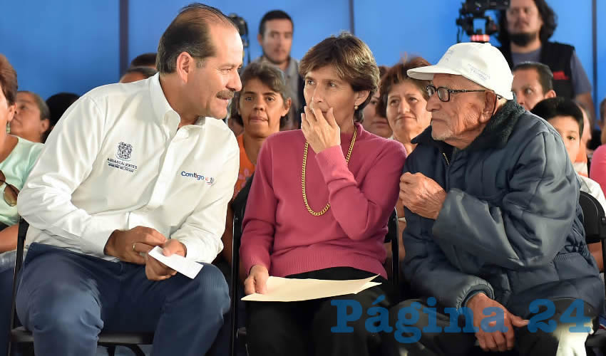 El gobernador Martín Orozco Sandoval recibió del secretario de Desarrollo Social, Julio César Medina Delgado, el informe de proyectos aprobados