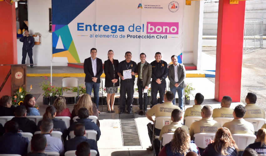 Para resaltar las labores heroicas de los elementos de Seguridad Pública Municipal y de la Coordinación de Protección Civil, se entregó el bono