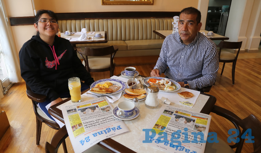 En Sanborns Francia almorzaron Andrea Gallegos Álvarez y Alejandro Gallegos Álvarez