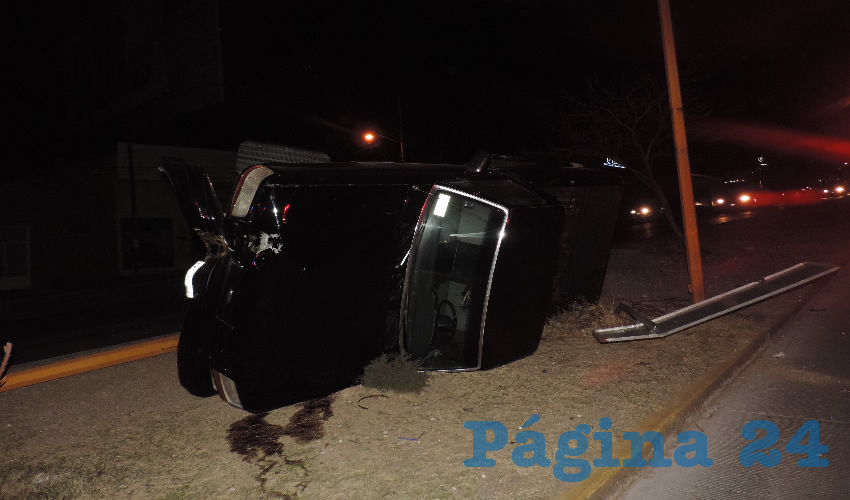 La camioneta Ford Ranger terminó sobre el camellón central de avenida Siglo XXI