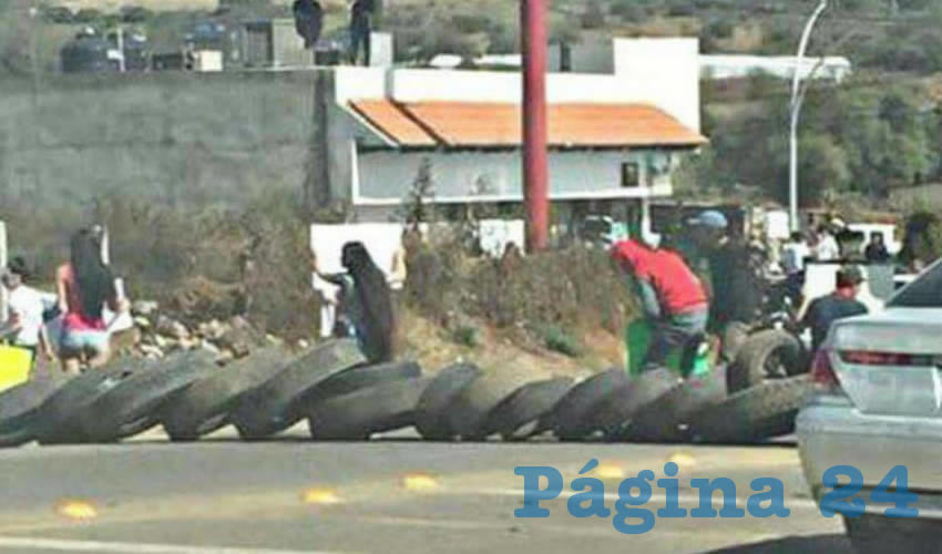 Unas 40 personas se plantaron en la carretera a Mazamitla para bloquearla en protesta por la presencia de fuerzas federales en la región; para impedir el paso, los inconformes colocaron llantas en el tramo Mazamitla-Tuxcueca/Foto: Especial 