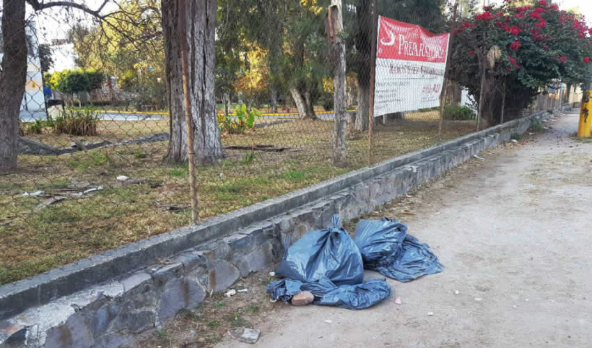 En Tlaquepaque fueron encontradas dos bolsas negras con restos humanos, al parecer de dos personas. El hallazgo ocurrió en la calle Alba y Pemex, cerca de la carretera libre a Zapotlanejo, en la colonia Lomas de San Pedrito/Foto: Especial