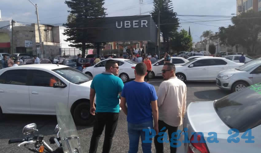 “Nos empezaron a robar cuando empezamos a cobrar en efectivo”, se manifestaron empleados de la plataforma ejecutiva afuera de las oficinas de la empresa Uber; en vez de recibir apoyo para llevar la queja ante las instancias correspondientes, les cerraron las puertas y comenzaron a desconectarlos de la plataforma/Fotos: Cortesía 