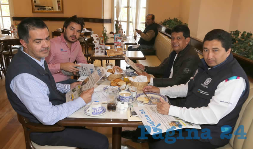 En Sanborns Francia almorzaron Carlos Gabriel Gaitán Marcado, Miguel Ángel González Delgado, Marco Antonio Licón Dávila, secretario de Obras Públicas del Municipio de Aguascalientes; y Miguel Ángel Huizar Botello, director de la Supervisión de Obras Públicas