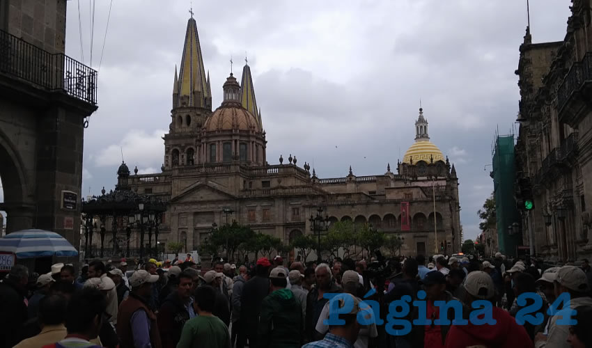 De acuerdo con Manuel Sánchez Benavides, vicepresidente de la Conatram, esta medida debería suspenderse hasta en tanto no se cuente con paraderos adecuados que les garanticen su seguridad o que se les ofrezca otras vías alternas, dado que el 45 por ciento del transporte que proviene del Puerto de Manzanillo ingresa a la ZMG/Fotos: Francisco Andalón López