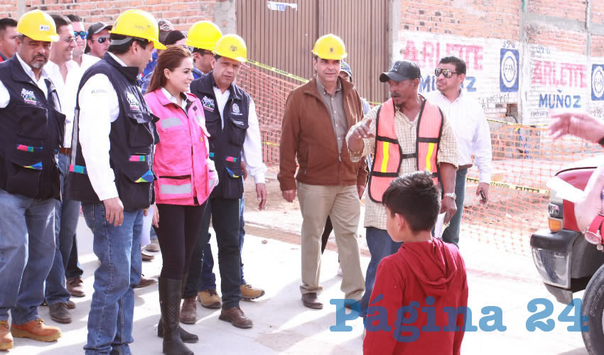La alcaldesa realizó una gira de supervisión a las obras de pavimentación que se realizan en la colonia Los Pericos, iniciadas el año pasado
