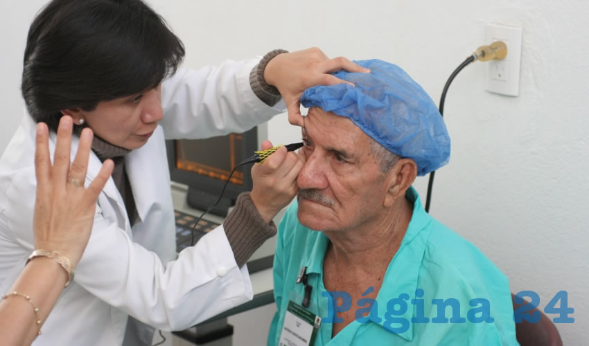 Para evitar estos padecimientos se recomienda lavar constantemente las manos, evitar saludar de mano o beso y no tallarse los ojos