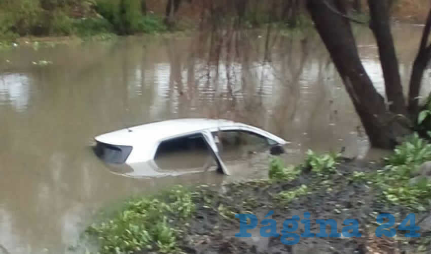 Una camioneta fue arrastrada por la creciente del río San Pedro