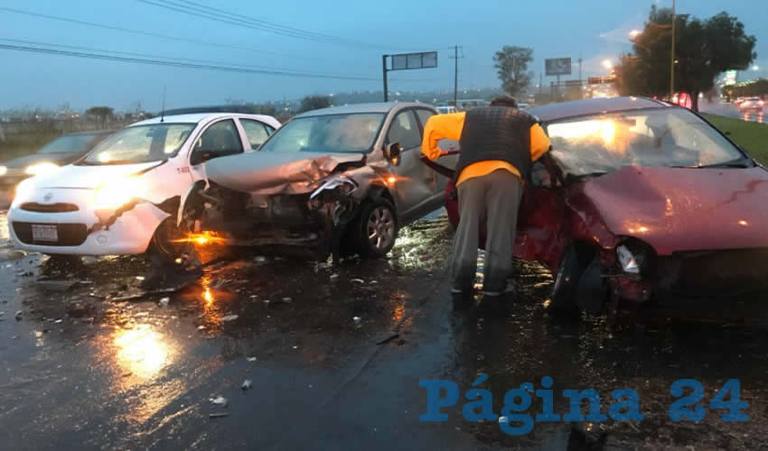 Carambola entre tres vehículos, frente al fraccionamiento Villa Teresa