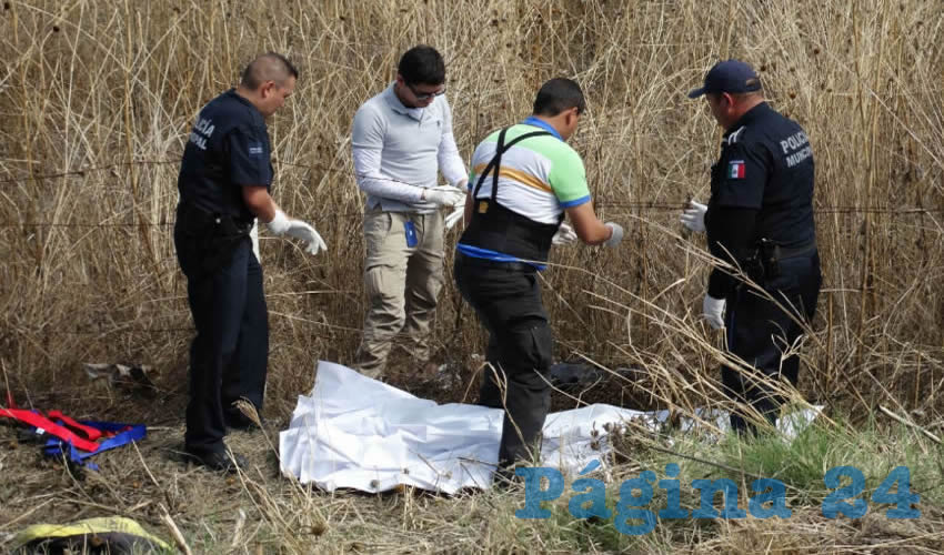 Peritos se preparan para levantar el cadáver de Salvador Luévano Sandoval