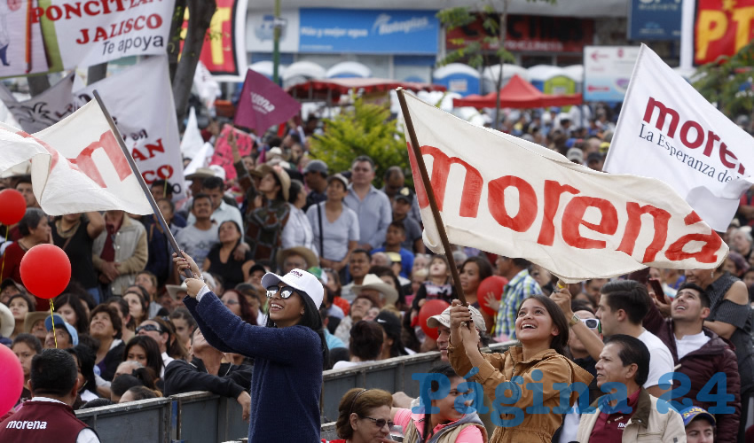 El evento masivo se desarrolló en la glorieta Niños Héroes de la capital jalisciense. Al lugar llegaron autobuses de varios estados de la República para presenciar el último día de precampaña de López Obrador; al sitio también arribaron miles de jaliscienses