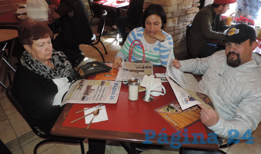 Amparo Esparza, Julieta Ochoa y Miguel Leos desayunaron en el restaurante Las Antorchas