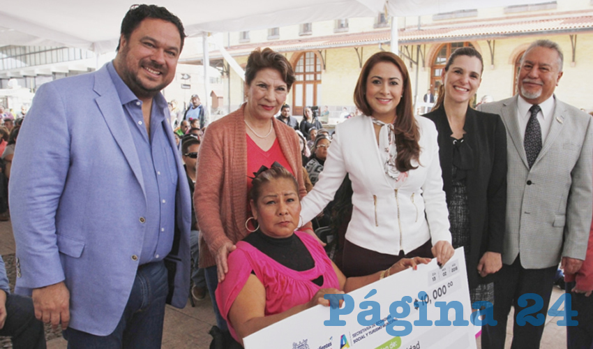Familiares y amigos de los emprendedores se dieron cita en la Explanada del Parque de las Tres Centurias para escuchar el mensaje de Tere Jiménez