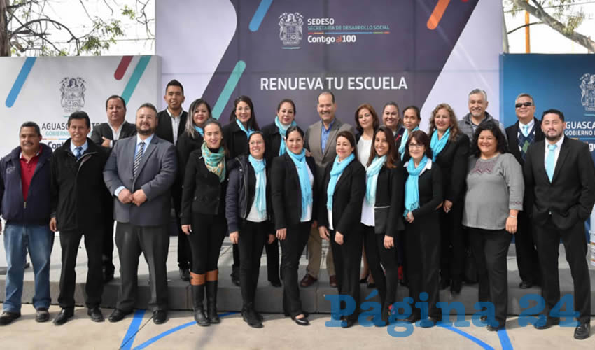 Martín Orozco Sandoval entregó a la directora material impermeabilizante, de limpieza, y pintura acrílica para los trabajos de rehabilitación de las aulas