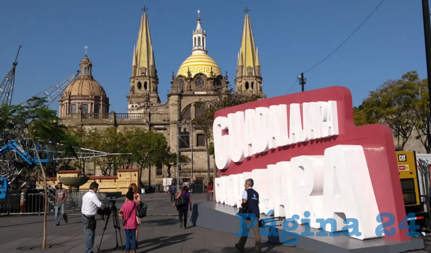 Como parte de la celebración, la ciudad fue festejada con mañanitas tocadas en vivo por el mariachi, con 6 mil picones y 5 mil litros de chocolate a quienes pasaban por los alrededores de presidencia municipal/Fotos: Francisco Andalón López