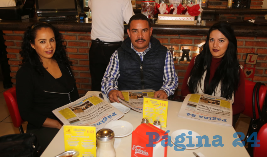 En el restaurante Mitla desayunaron los abogados Araceli Barajas Arriaga, Jes&uacute;s Fernando Rodr&iacute;guez Gonz&aacute;lez y Cecilia de la Rosa Garc&iacute;a