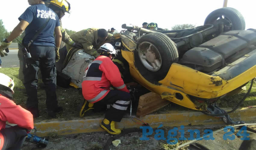 Los rescatistas lograron sacar de la destrozada unidad a Jorge Luis Ortiz Mora