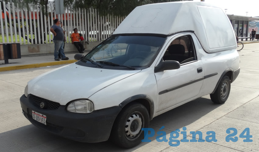 Esta camioneta arroll&oacute; a un polic&iacute;a que abanderaba la zona del percance