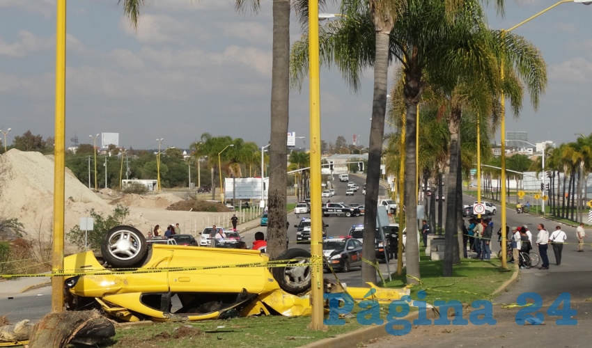 El Mustang amarillo se volc&oacute; en el camell&oacute;n de bulevar San Marcos