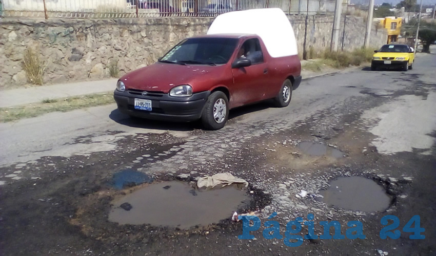 Los hoyancos tienen tal profundidad que las llantas de un carro pueden caer y dañar el mismo, o provocar que una persona tropiece o que alguno de los usuarios de la vía que vaya en bicicleta o motocicleta pueda tener un grave accidente/Fotos: Francisco Tapia 