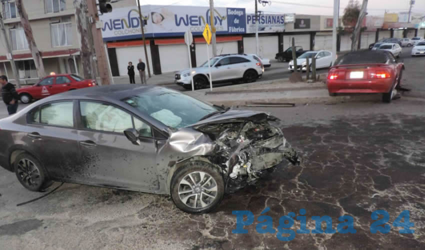 Los dos autos presentaron da&ntilde;os en su parte frontal
