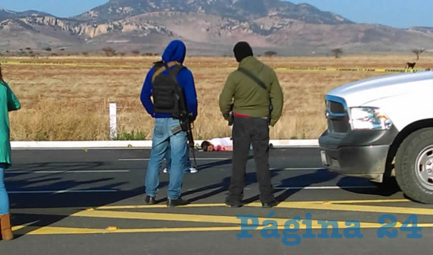 Así quedó el cadáver en la carretera federal (Foto: Cortesía)