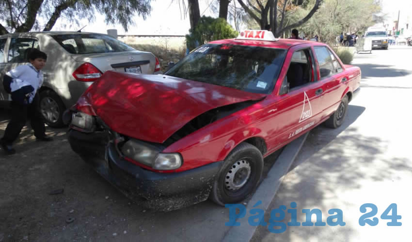 El veh&iacute;culo de alquiler termin&oacute; colisionando contra una camioneta