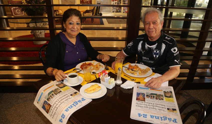 En el restaurante El Capote compartieron el pan y la sal Martha Elva de la Rosa y José Alberto González, que nos visitan de Monterrey
