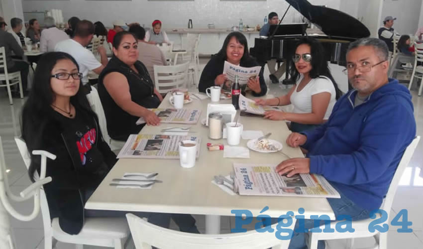 X&oacute;chitl Mu&ntilde;oz, M&oacute;nica Mu&ntilde;oz, Claudia Mu&ntilde;oz, Jachuali Lira y Jos&eacute; Ram&oacute;n Garc&iacute;a Ar&aacute;mbula almorzaron en el restaurante Del Centro