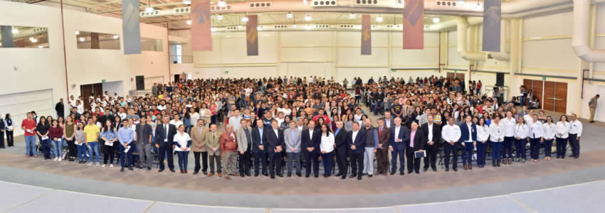 El gobernador Martín Orozco Sandoval entregó de manera simbólica tres mil 746 becas de manutención para igual número de alumnos de educación superior