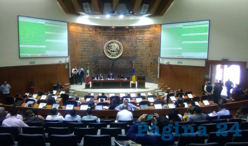 Con 33 votos a favor, diputados avalaron como procedentes los dictámenes, por lo que se esperará que el próximo martes –con o sin la presencia del ex magistrado Luis Carlos Vega o sus defensores– se estudien cada uno de los siete juicios en su contra para generar una sentencia/Fotos: Elizabeth Ríos Chavarría 