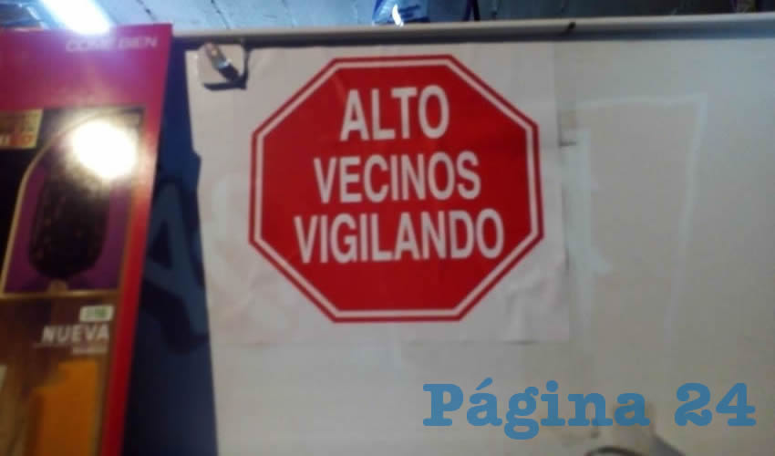 Una de las calcomanías, que han sido colocadas en varios céntricos negocios