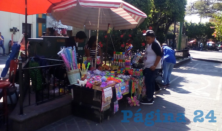 Comerciantes informales y establecidos exigieron a la alcaldesa María Elena Limón que destine más inspectores que verifiquen la legal estadía de quienes venden productos en el centro de Tlaquepaque/Fotos: Francisco Tapia