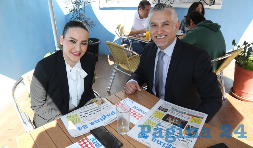 En el restaurante Azul Catedral compartieron el pan y la sal Martha Márquez Alvarado, titular de la Contraloría del Estado; y Julio César Medina Delgado, titular de la Secretaría de Desarrollo Social del Estado
