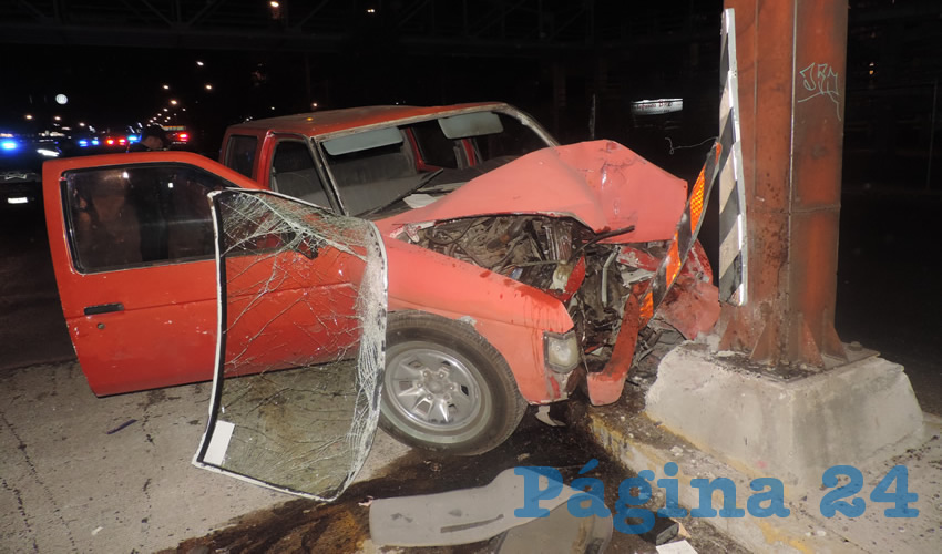 La camioneta Nissan quedó destrozada