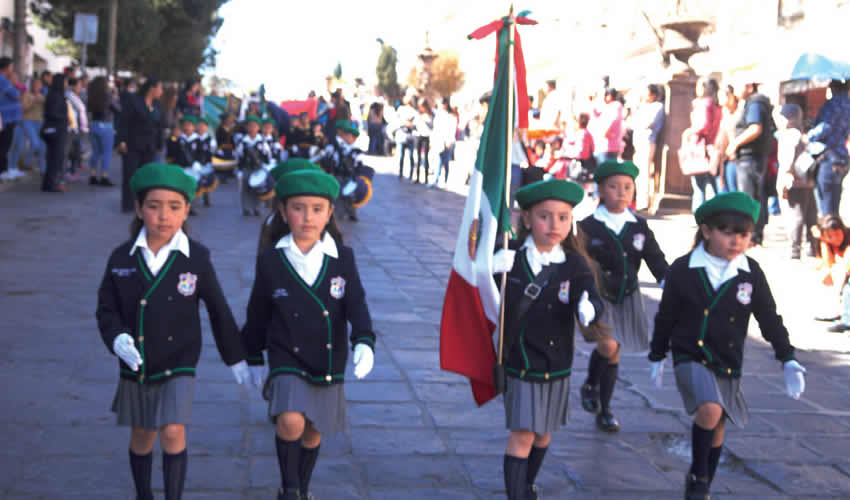 El futuro de Mexico honrando a su Bandera
