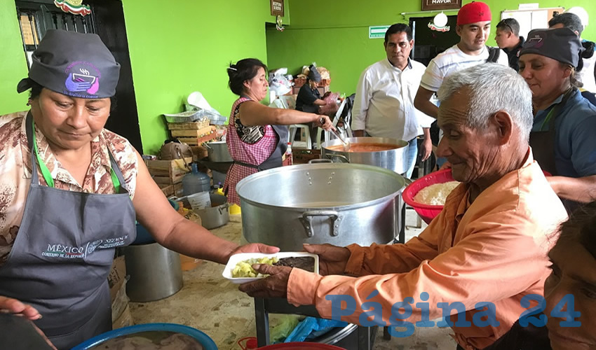 Las voluntarias de las propias comunidades participan en la elaboraci&oacute;n de los alimentos
