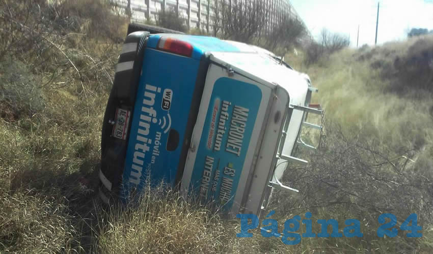 La camioneta de Telmex se volcó en Cosío