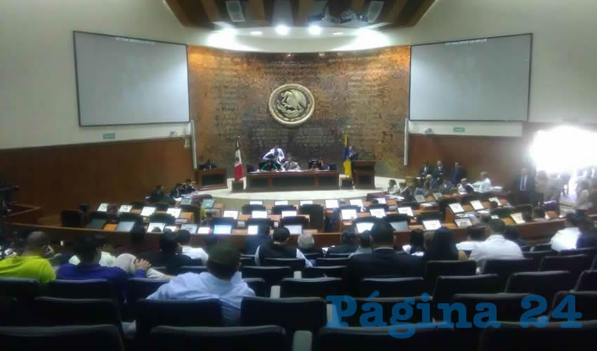 Por fin diputados fincaron responsabilidades a Luis Carlos Vega Pámanes, el corrupto ex presidente del Poder Judicial de Jalisco; estará nueve años fuera de la función pública por haber ocultado sus antecedentes penales, conceder a placer el estacionamiento de Ciudad Judicial y defender vía telefónica a dos empistolados ante el comisario tapatío/Fotos: Elizabeth Ríos Chavarría y Archivo Página 24