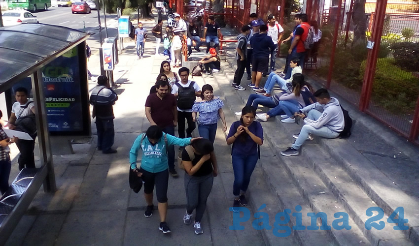 “Tenemos que andar en bola para que no lo roben a uno”, dijeron alumnos de la escuela preparatoria Vocacional de la UdeG, ante el preocupante aumento de robos y asesinatos en esta zona de Guadalajara/Fotos: Francisco Tapia 