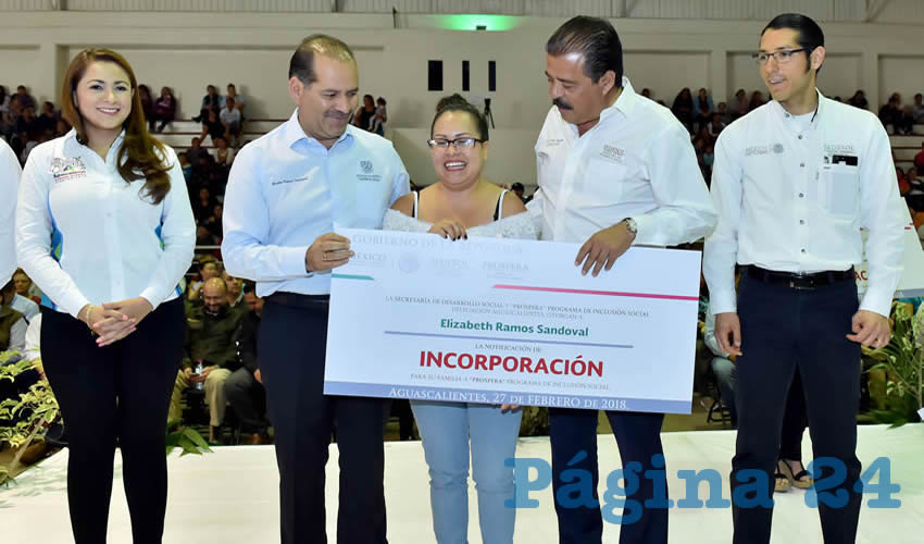 El gobernador del Estado y el secretario de Desarrollo Social entregaron de manera simbólica mil 112 notificaciones de incorporación de familias al programa de inclusión social Prospera