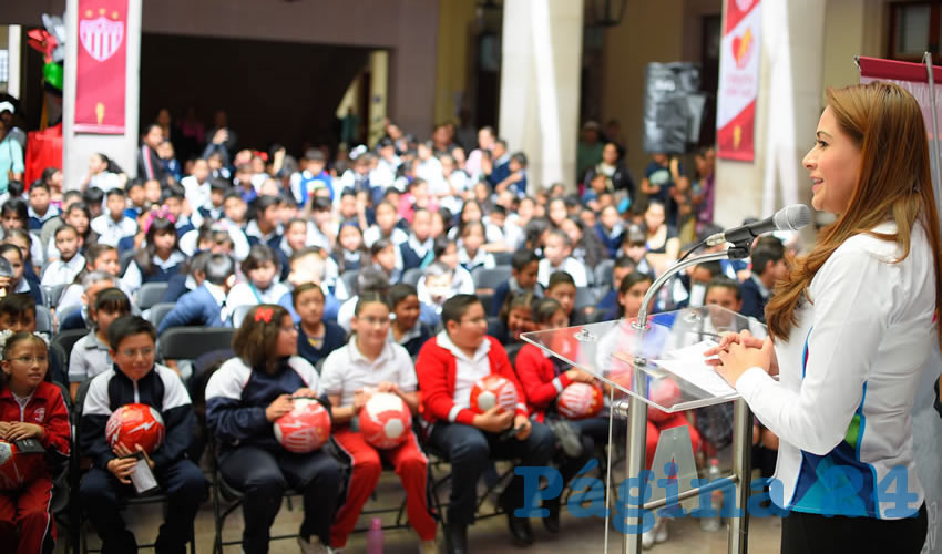 La alcaldesa Tere Jiménez entregó 566 lentes a estudiantes de las Escuelas Primarias Siglo XXI, Vicente Guerrero y Ford 57, como parte del programa Goles para ver Mejor