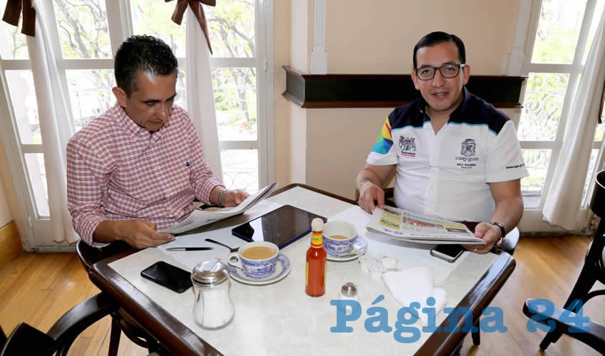En Sanborns Francia departieron Carlos Gallego Ortega y Salvador Maximiliano Ramírez Hernández, regidor del Ayuntamiento de Aguascalientes